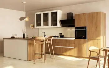 Moderne Wohnküche mit warmen Holzfronten und hellen Oberschränken mit Glas. Kücheninsel mit Sitzplätzen, schwarze Armatur und Backofen, sanfte Beleuchtung und minimalistisches Design schaffen eine gemütliche, stilvolle Atmosphäre.